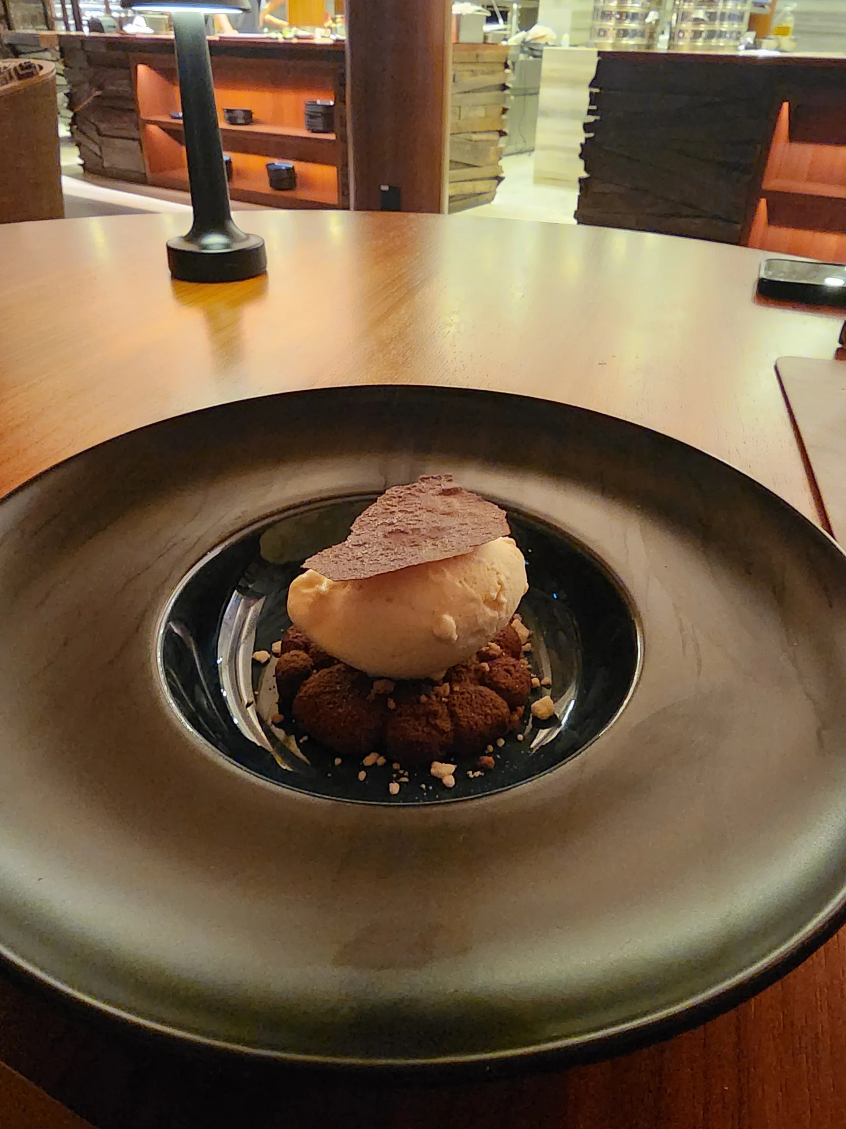 검은 접시에 아이스크림과 함께 담긴 디저트