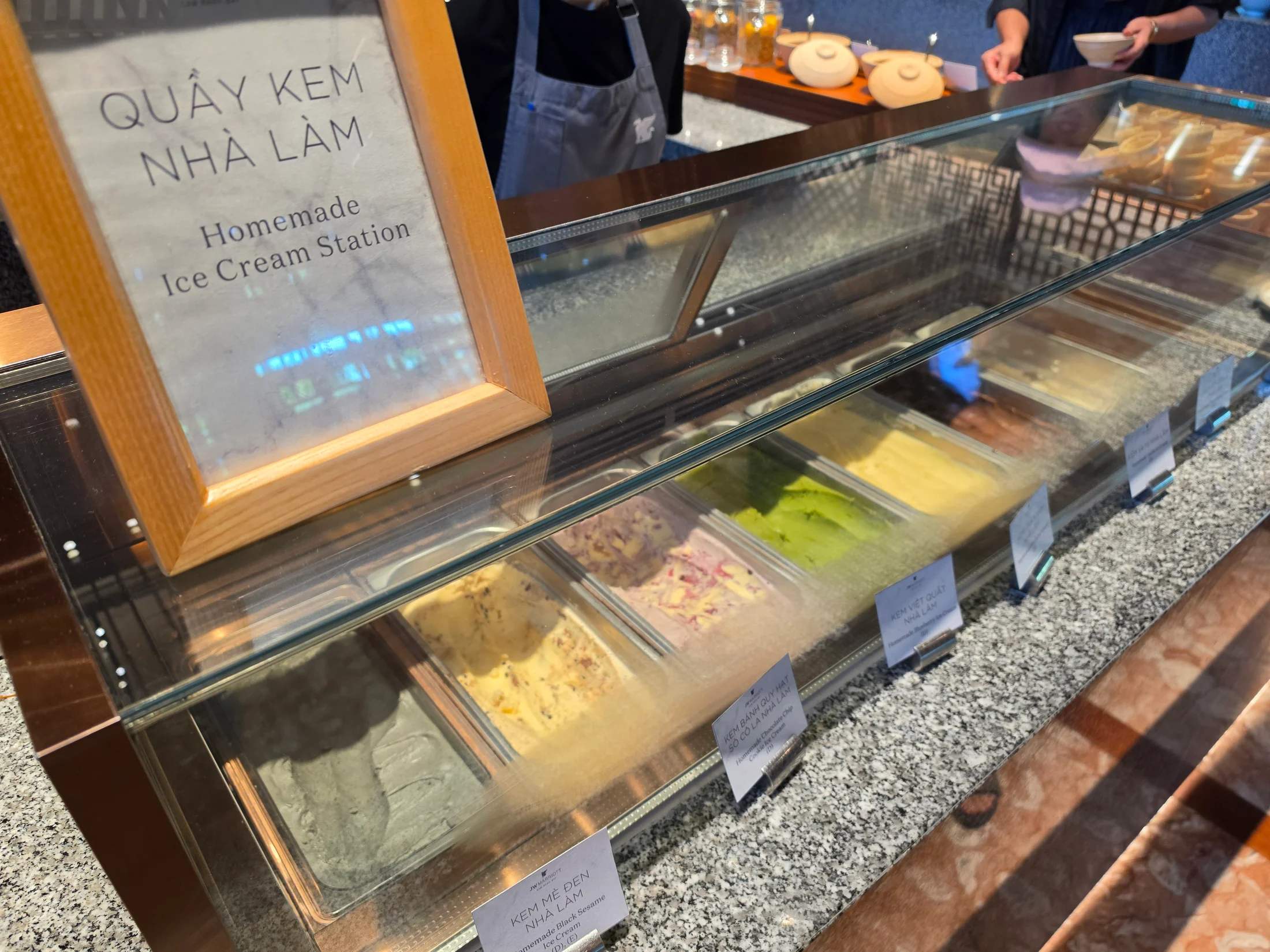 아이스크림 진열대 앞에 홈메이드 아이스크림 안내판이 서 있다